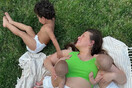 Η Άσλεϊ Γκράχαμ δείχνει την «πολύ διαφορετική» κοιλιά της μετά τα τρία μωρά