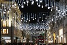 Λονδίνο: Ξεκίνησαν επίσημα τα Χριστούγεννα- Άναψαν τα λαμπιόνια στην Oxford Street