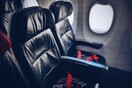 Ξαπλώνει ο μπροστινός το κάθισμα στο αεροπλάνο; Υπάρχει τρόπος να «εκδικηθείτε»