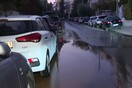 Παλαιό Φάληρο: Έσπασε αγωγός της ΕΥΔΑΠ, πλημμύρισε δρόμος