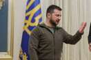 Ο Βολοντίμιρ Ζελένσκι με σηκωμένο χέρι