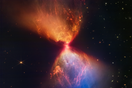 Ένα άστρο, λίγο πριν γεννηθεί: Το διαστημικό τηλεσκόπιο James Webb απαθανάτισε ένα νέφος σε σχήμα κλεψύδρας