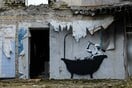 Τοιχογραφία του Banksy θυμίζει καλύτερες (και πιο ζεστές) μέρες σε χωριό της Ουκρανίας