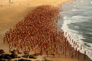 Αυστραλία: Περίπου 2.500 άνθρωποι πόζαραν γυμνοί σε παραλία - Ηχηρό μήνυμα για τον καρκίνο του δέρματος