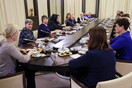 Νέα προπαγάνδα Πούτιν: «Ψεύτικες μητέρες μαχητών» σε στημένη συνάντηση- Ήταν ηθοποιοί και βουλευτές