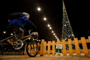 Πολίτες κάνουν ποδήλατο για να ανάψουν το χριστουγεννιάτικο δένδρο στη Βουδαπέστη	