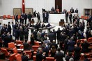Πιάστηκαν στα χέρια στην τουρκική Βουλή και άνοιξαν το κεφάλι βουλευτή-Σοβαρά επεισόδια