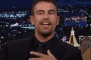 Theo James: Σοκαρίστηκε από το τεράστιο προσθετικό πέους που θα χρησιμοποιούσε στο «The White Lotus»