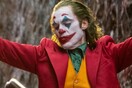 «Joker: Folie à Deux»: Πρώτη ματιά στα γυρίσματα - Ο Φίνιξ γυμνόστηθος, να τον ξυρίζουν