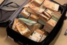 Λεφτά σε βαλίτσα