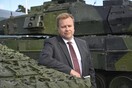 Ο Φινλανδός υπουργός Άμυνας παίρνει δύο μήνες άδεια πατρότητας- Εν μέσω της ένταξης στο ΝΑΤΟ