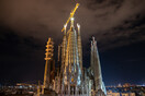 Βαρκελώνη: Φωταγωγήθηκαν οι δύο νέοι πύργοι της Σαγράδα Φαμίλια