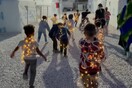 Λέσβος: Με κοστούμια από ανακυκλωμένα μπουκάλια τα προσφυγόπουλα υποδέχονται τα Χριστούγγενα