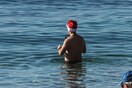 Χριστούγεννα στην παραλία: Εορταστικές βουτιές στη θάλασσα με 20 βαθμούς Κελσίου