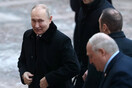 Ο Βλαντίμιρ Πούτιν με μαύρο παλτό
