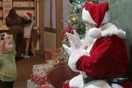 Άγιος Βασίλης επικοινωνεί στη νοηματική με κωφά παιδιά
