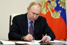 Ο Πούτιν υπογράφει έγγραφα