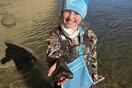 Κοριτσάκι εντόπισε σπάνιο απολίθωμα δοντιού πελώριου καρχαριά- Είναι μεγαλύτερο από το χέρι της