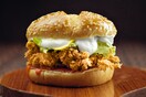 To Crispy Chicken Burger μας ξανά συστήνεται