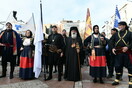 Κηδεία τέως βασιλιά Κωνσταντίνου: Σημαίες με στέμματα, βασιλικά οικόσημα και παραδοσιακές στολές 