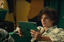 O Timothée Chalamet πρωταγωνιστεί στην νέα, αστεία καμπάνα της Apple TV+ 