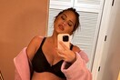 Η Chrissy Teigen φωτογραφίζεται με λεκέδες θηλασμού στο φόρεμα: «Υπέροχα»