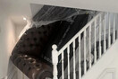 Σφηνωμένος καναπές σε σκάλα