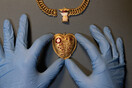 Ανακάλυψε με ανιχνευτή μετάλλων χρυσό μενταγιόν του οίκου Τυδώρ- Συνδέεται με τον Ερρίκο τον 8ο
