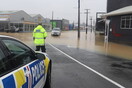 Κυκλώνας «σαρώνει» τη Νέα Ζηλανδία: Πλημμύρες και κατολισθήσεις - Κάτοικοι ανέβηκαν σε στέγες για να σωθούν