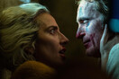 «Joker 2»: Η πρώτη φωτογραφία της Lady Gaga με τον Χοακίν Φίνιξ