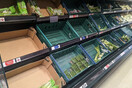 Βρετανία: Αδειάζουν τα ράφια των σούπερ μάρκετ από τομάτες και μαρούλια