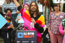 Jonathan Van Ness: «Μην αφήνετε κανέναν να σας φιμώσει»-Η συγκινητική ομιλία για τα νομοσχέδια κατά των ΛΟΑΤΚΙ+