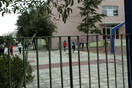 Άγριος ξυλοδαρμός μαθητή έξω από το σχολείο του - Τράβηξαν βίντεο και το μοίρασαν