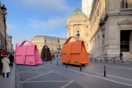 Jacquemus: Τσάντες του οίκου σε ρόδες, «κυκλοφορούν» στο Παρίσι
