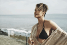 Η Χάλι Μπέρι ποζάρει γυμνή στο μπαλκόνι της με ένα ποτήρι κρασί