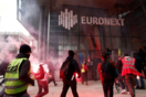 Γαλλία: Διαδηλωτές εισέβαλαν σε κτίριο του χρηματιστηρίου στο Παρίσι