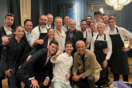 Ομπάμα, Σπίλμπεργκ και Σπρίνγκστιν ποζάρουν με το προσωπικό εστιατορίου στη Βαρκελώνη