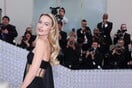 Met Gala 2023: Η Μάργκοτ Ρόμπι ως άλλη Σίντι Κρόφορντ από τα 90s