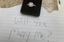 Της έκανε πρόταση γάμου με ένα χαρτάκι στο μπάνιο- Και έγινε viral