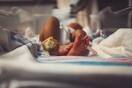 Μωρό με DNA από τρεις διαφορετικούς ανθρώπους γεννήθηκε για πρώτη φορά στη Βρετανία