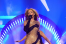 Η Beyoncé αλλάζει συνέχεια outfits στη Renaissance World Tour, τραγουδά Μπρίτνεϊ Σπίαρς (και θυμίζει λίγο Μπομπ Σφουγγαράκη)