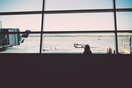 Παράτησε την 8χρονη εγγονή της στο αεροδρόμιο, για να προλάβει την πτήση της