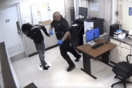 Αστυνομική βία στις ΗΠΑ: Χτυπούσε το κεφάλι μαύρου κρατούμενου στο πάτωμα