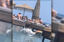 Ρόδος: Πρόστιμα στο beach bar όπου ο σερβιτόρος παρέδιδε παραγγελίες μέσα στη θάλασσα