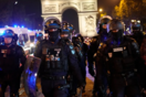 «Δεν είναι ταραχές, είναι πόλεμος»- Η Γαλλία φλέγεται