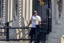 Λονδίνο: Άνδρας δέθηκε με χειροπέδες στην πύλη του Μπάκιγχαμ - Απειλούσε «να κάνει κακό στον εαυτό του»