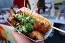 Για street food στην νυχτερινή αγορά του Queens στην Νέα Υόρκη. 