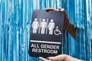 Τρόμος για τα τρανς άτομα στη Βρετανία, μετά από τρανσφοβική οδηγία για τη χρήση WC