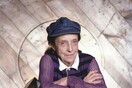 H Louise Bourgeois καθαρίζει ένα μανταρίνι 