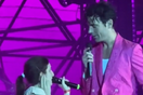 Mika: Ανέβασε στην σκηνή κορίτσι με προβλήματα όρασης και τραγούδησαν μαζί 